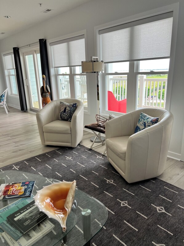 Téléviseur connecté, lecteur de DVD, livres