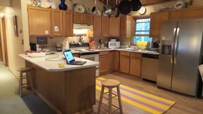 ثلاجة، ميكروويف، فرن، موقد طهي مسطح