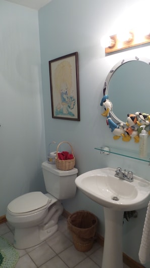 Een douche, handdoeken, zeep, toiletpapier