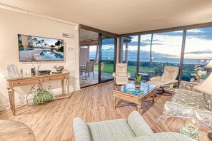 Smart TV, reproductor de DVD, libros y videoteca