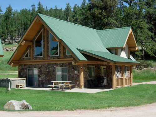 2 Bedroom Log Cabin Located in Heart of Black Hills