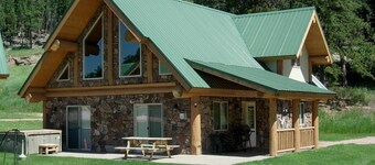 Cabaña de madera de 2 dormitorios ubicada en el corazón de Black Hills