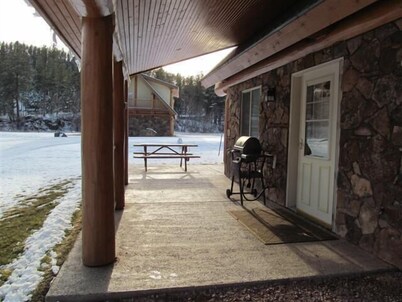 2 Bedroom Log Cabin Located in Heart of Black Hills