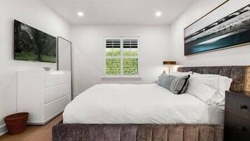 2 bedrooms, iron/ironing board, internet, bed sheets