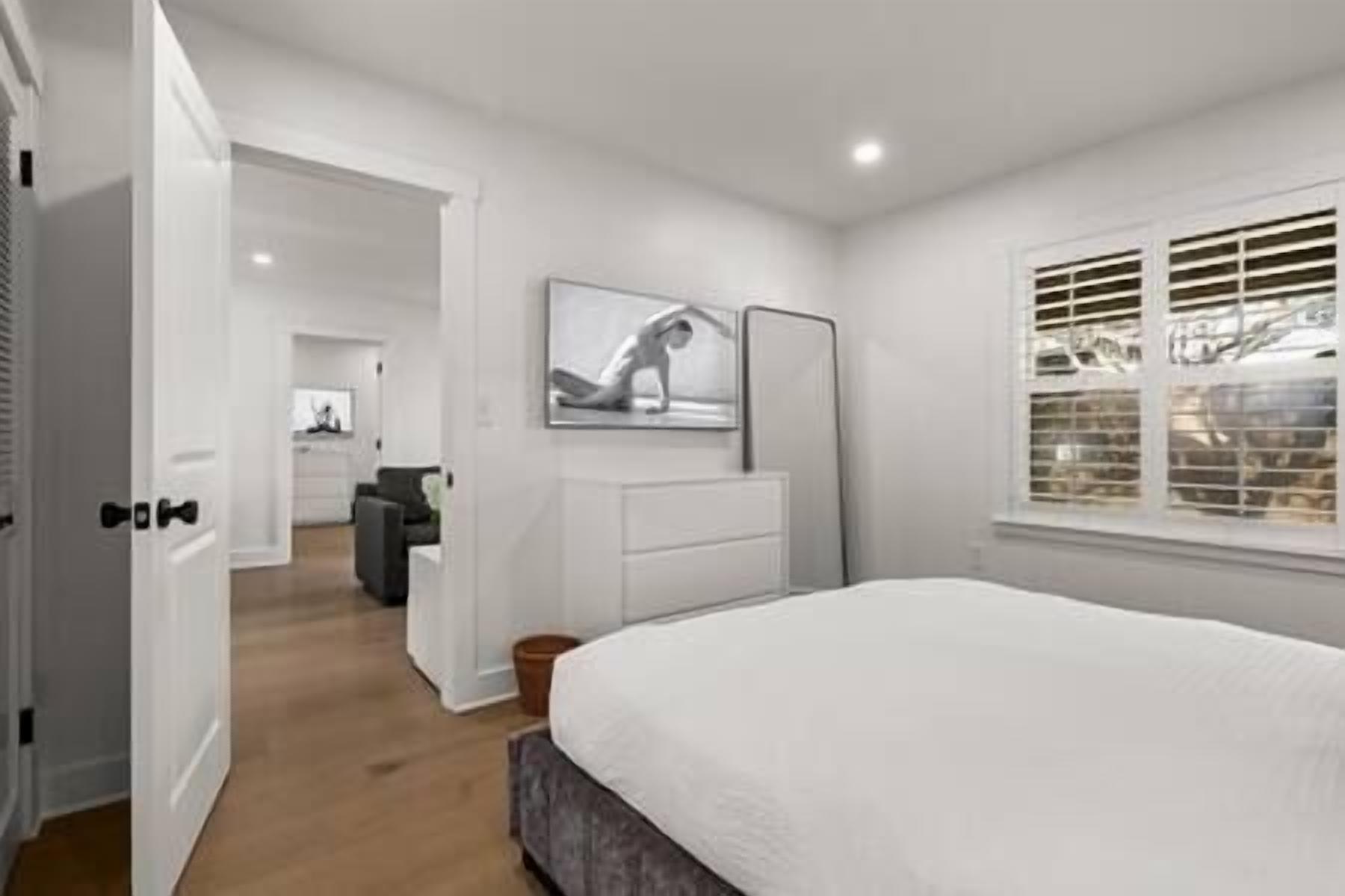 2 bedrooms, iron/ironing board, internet, bed sheets