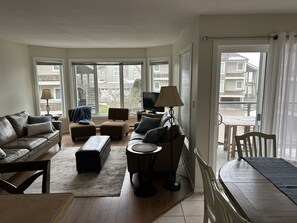 Smart-TV, Kamin, Bücher