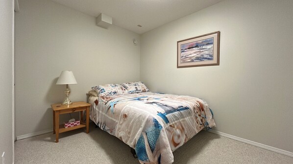 3 quartos, escrivaninha, ferros/tábuas de passar roupa, berço de viagem