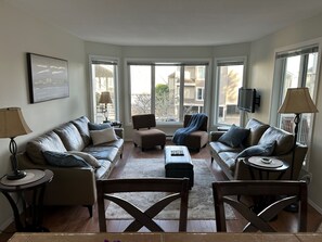 Smart-TV, Kamin, Bücher