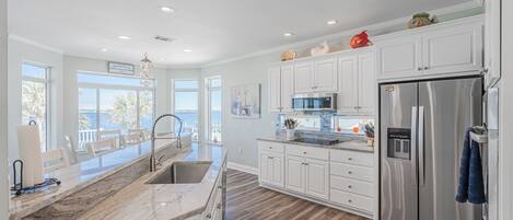 冷蔵庫、電子レンジ、オーブン、コンロ