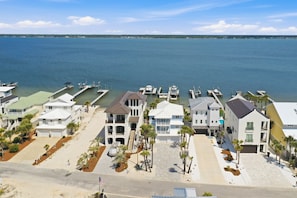 Zona residencial costera con casas, un puerto deportivo y una playa.