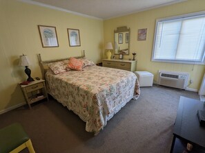 2 bedrooms, free WiFi - 1st Floor! Ocean Side Condo on Shore Drive - WiFi, Recent Remodel! (Myrtle Beach)