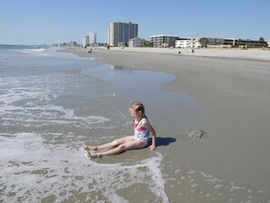 Accommodatie ligt op het strand, ligstoelen, strandlakens