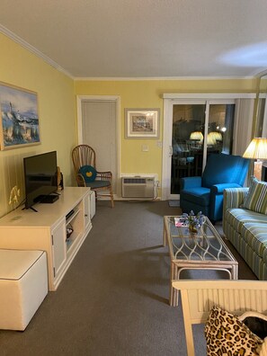 TV connectée, lecteur de DVD, livres, chaîne hi-fi