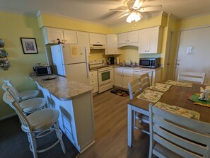 ثلاجة، ميكروويف، فرن، موقد طهي مسطح