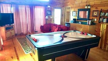 TV connectée, cheminée, lecteur de DVD, baby-foot