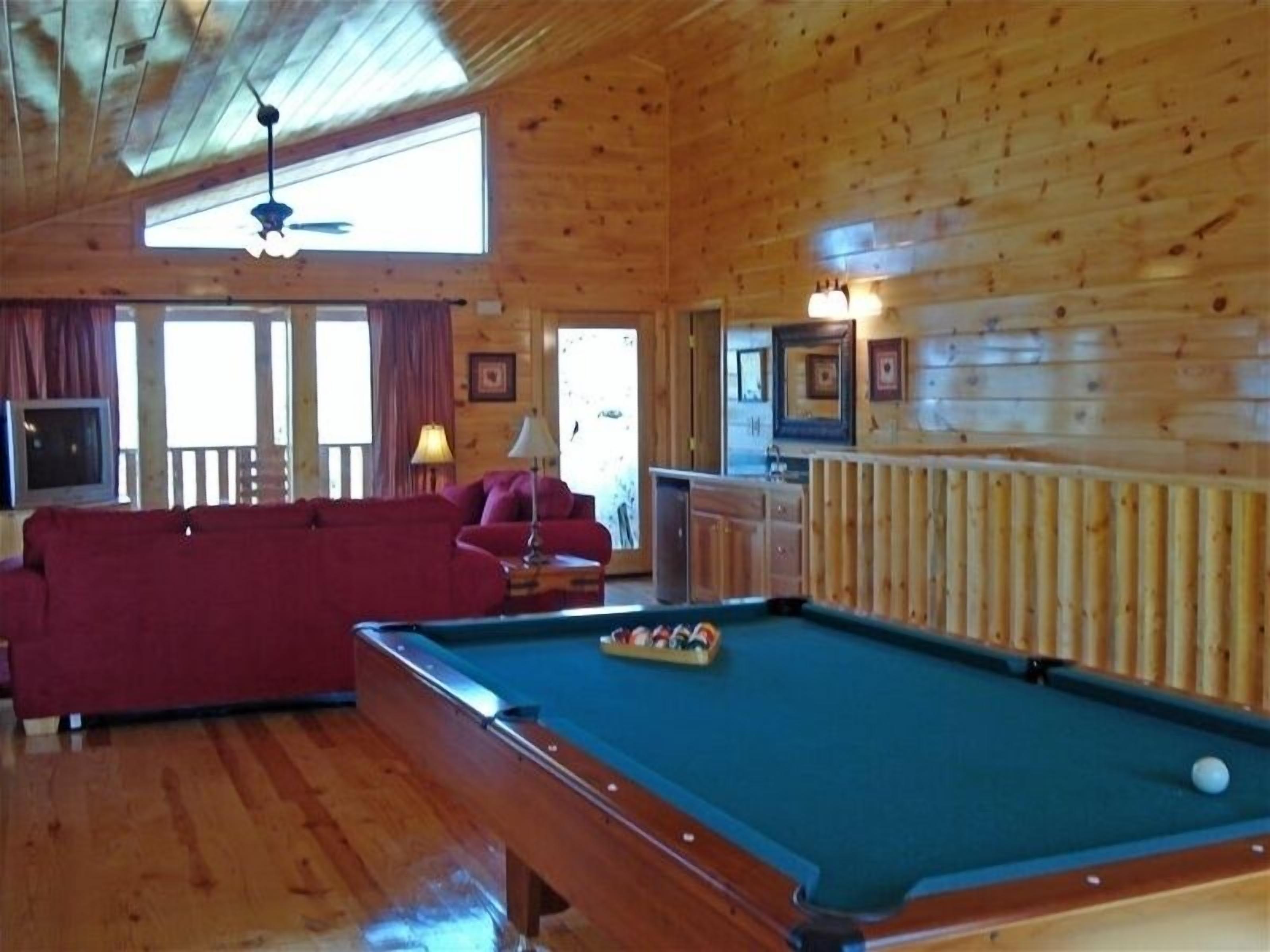 Televisor intel·ligent, llar de foc, reproductor de DVD i futbolí 