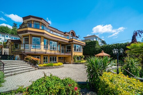 ***Panoramic Water View*** Deep Cove Luxury living
