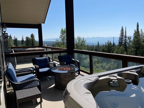 Big White Large Dog Friendly Chalet avec bain à remous privé!