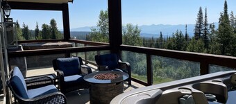 Big White Large Dog Friendly Chalet with Private Hot Tub!