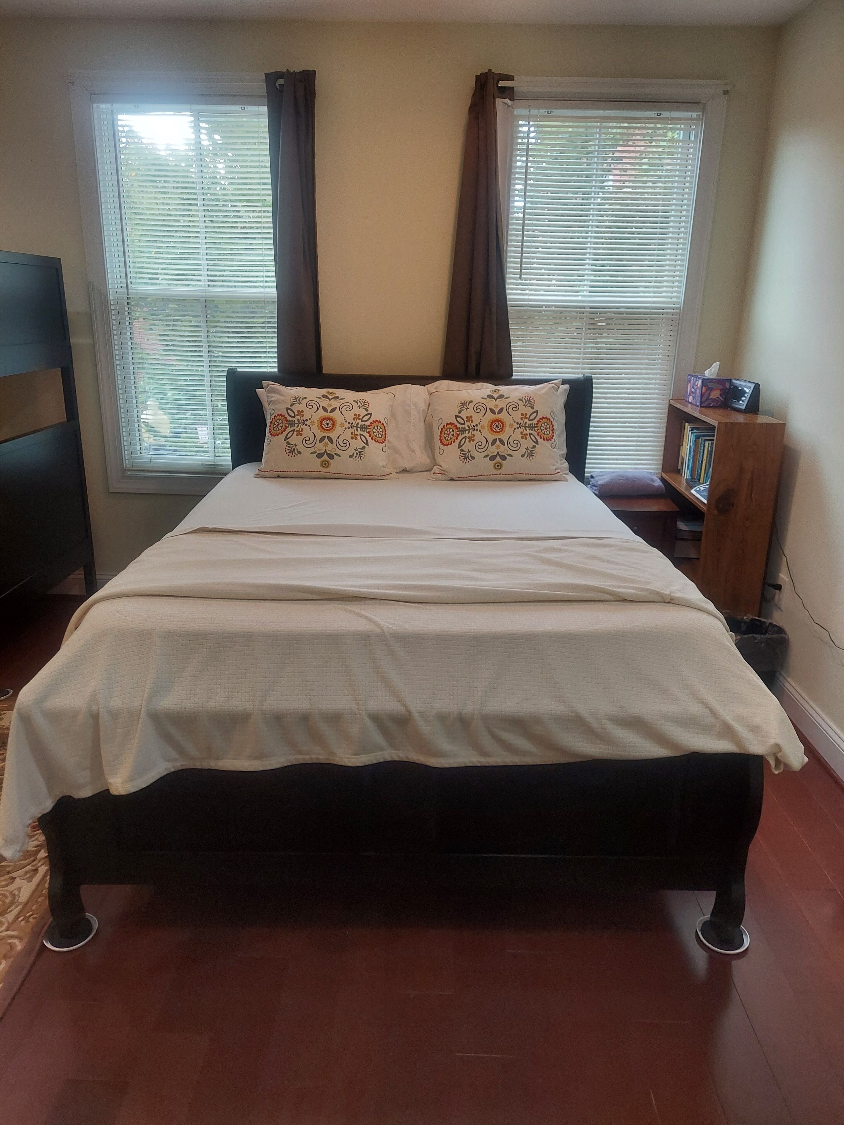5 bedrooms, iron/ironing board, WiFi, bed sheets