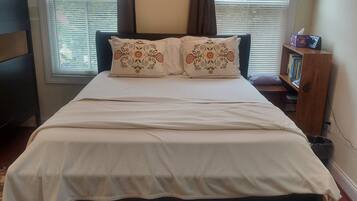 5 bedrooms, iron/ironing board, WiFi, bed sheets