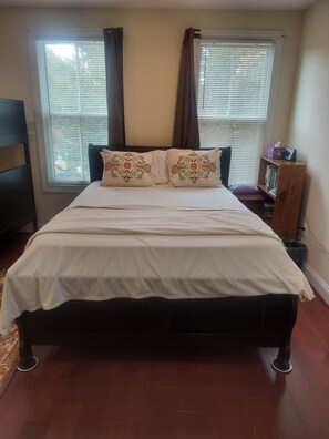 5 عدّة غرف نوم ومكواة/لوح كي وواي فاي وملاءات أسرّة