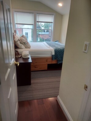 5 bedrooms, iron/ironing board, WiFi, bed sheets - 5 BR 4 BA New House- 1 Block to Library of Congress -Free Parking Permit (Washington)