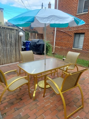 Outdoor dining - 5 BR 4 BA New House- 1 Block to Library of Congress -Free Parking Permit (Washington)