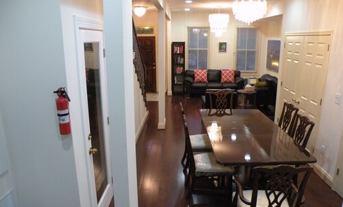 5 BR 4 BA New House- 1 Block to Library of Congress -Free Parking Permit