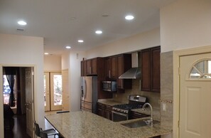 ثلاجة، ميكروويف، فرن، موقد طهي مسطح