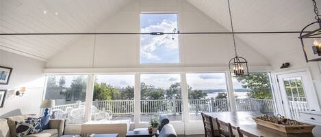 Smart TV, caminetto, libri, biblioteca musicale