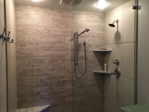 Combined shower/tub, hair dryer, towels, soap - Perfect Location For Your Lake Getaway (Cadiz)