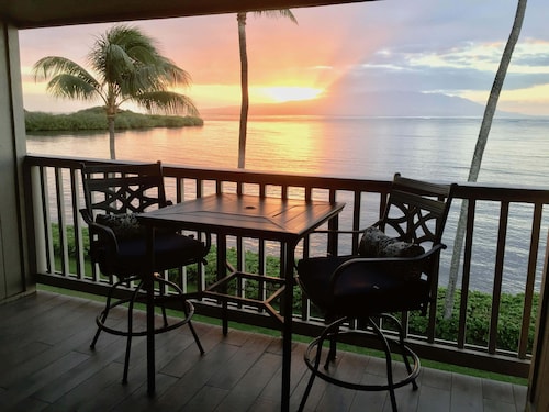 ‘Aloha Kai’ Oceanfront on Molokai, Top Floor, Modern, Peaceful Comfort, Pool