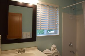 Badewanne, Haartrockner, Handtücher
