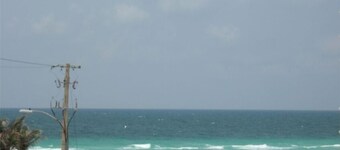 Gorgeous Home Just Steps to Beach, Miles of White Sandy Beach ST lic DWE5105216