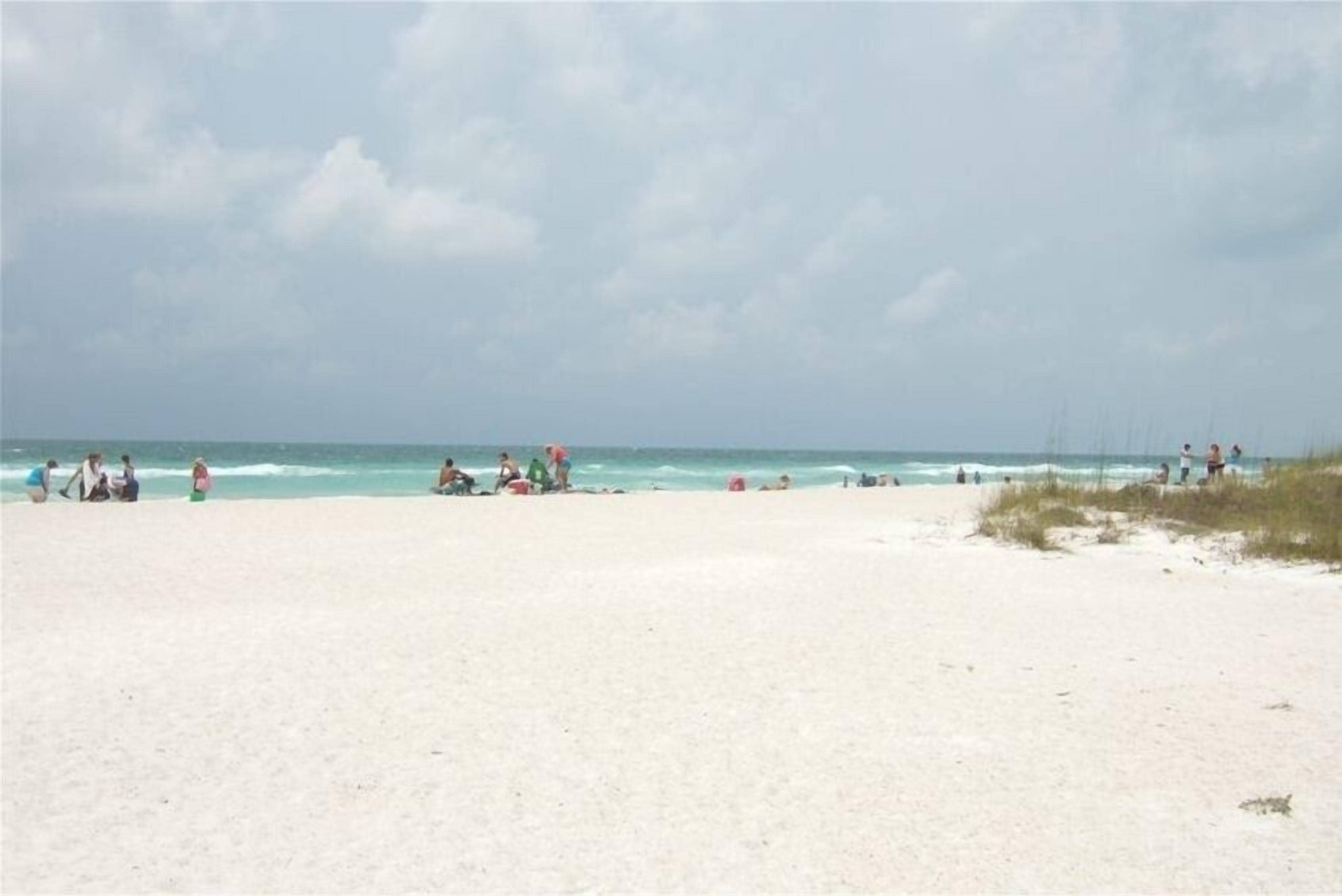 På stranden, solstolar och strandhanddukar