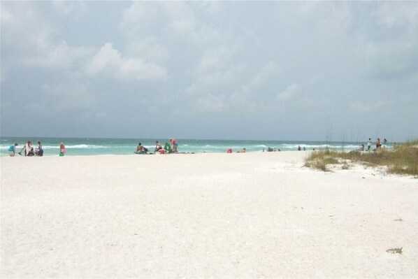 På stranden, solsenger og strandhåndklær