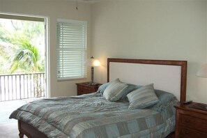 2 bedrooms, free WiFi, bed sheets, wheelchair access - Gorgeous Home short distance to white sandy Beach, heated pool and spa, elevator (Holmes Beach)