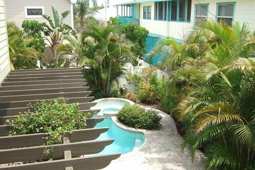 Gorgeous Home Just Steps to Beach, Miles of White Sandy Beach ST lic DWE5105216
