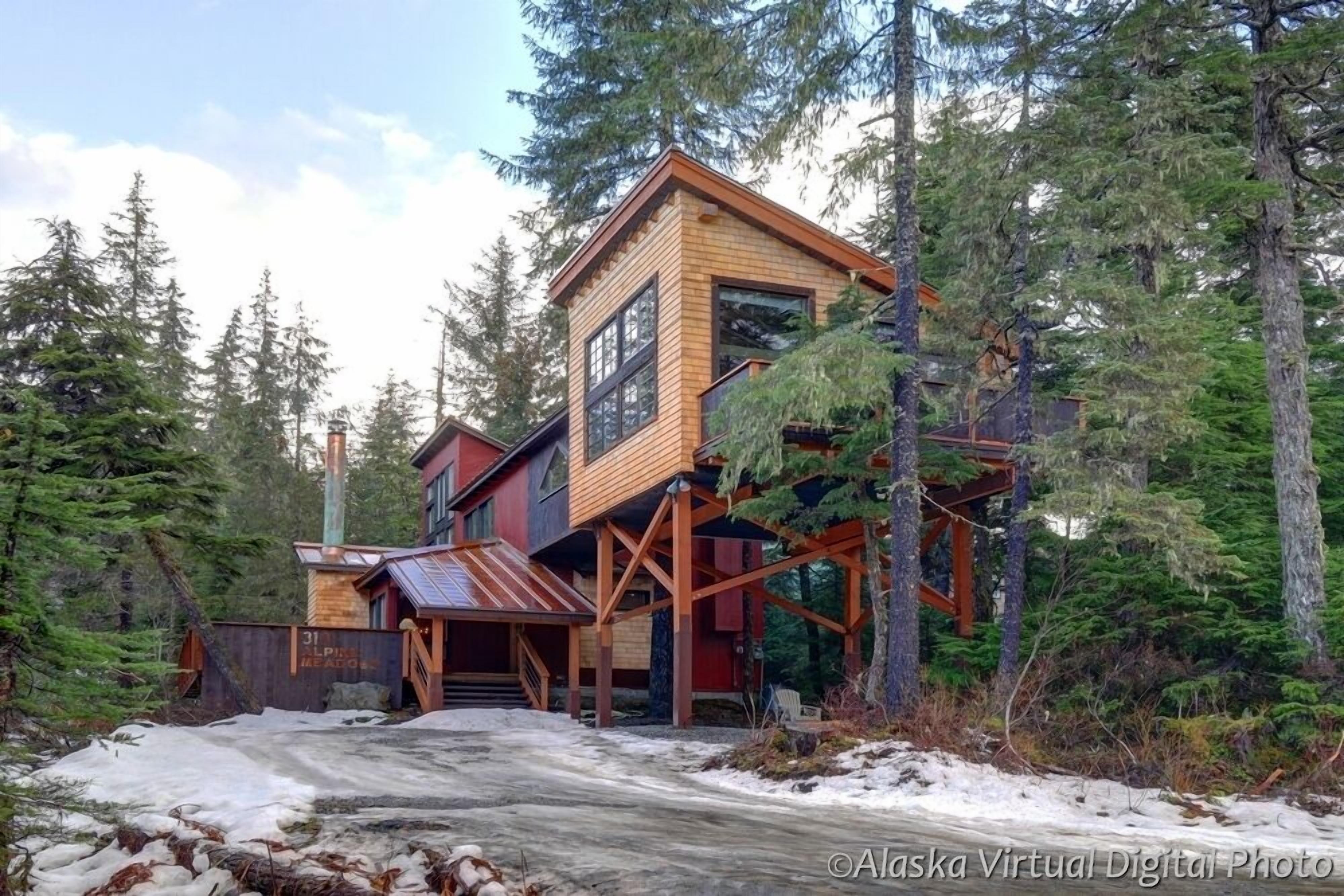 Rustic comtemporary custom chalet 1/2 mile from ski resort