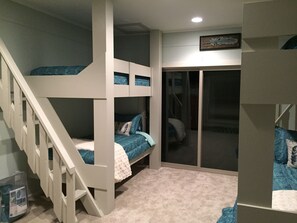 4 bedrooms, iron/ironing board, WiFi, bed sheets - Pristine views from Lakefront Home  (Seneca)