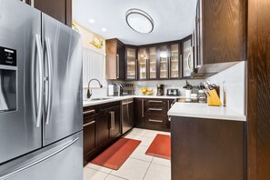 Een koelkast, een microgolfoven, een oven, een kookplaat