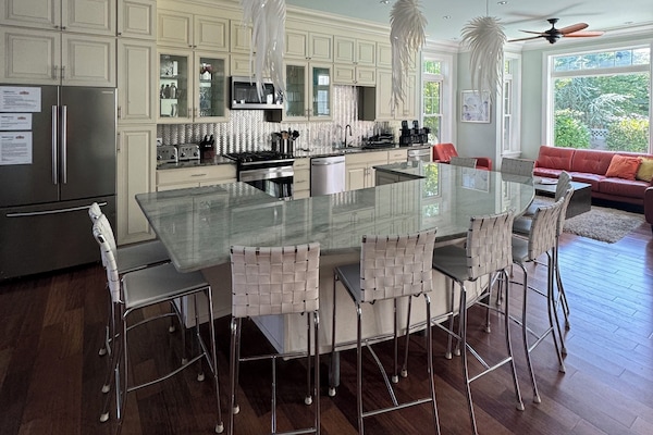 Kitchen w island w 10 bar stools