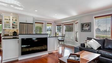 Smart-tv, eldstad och böcker