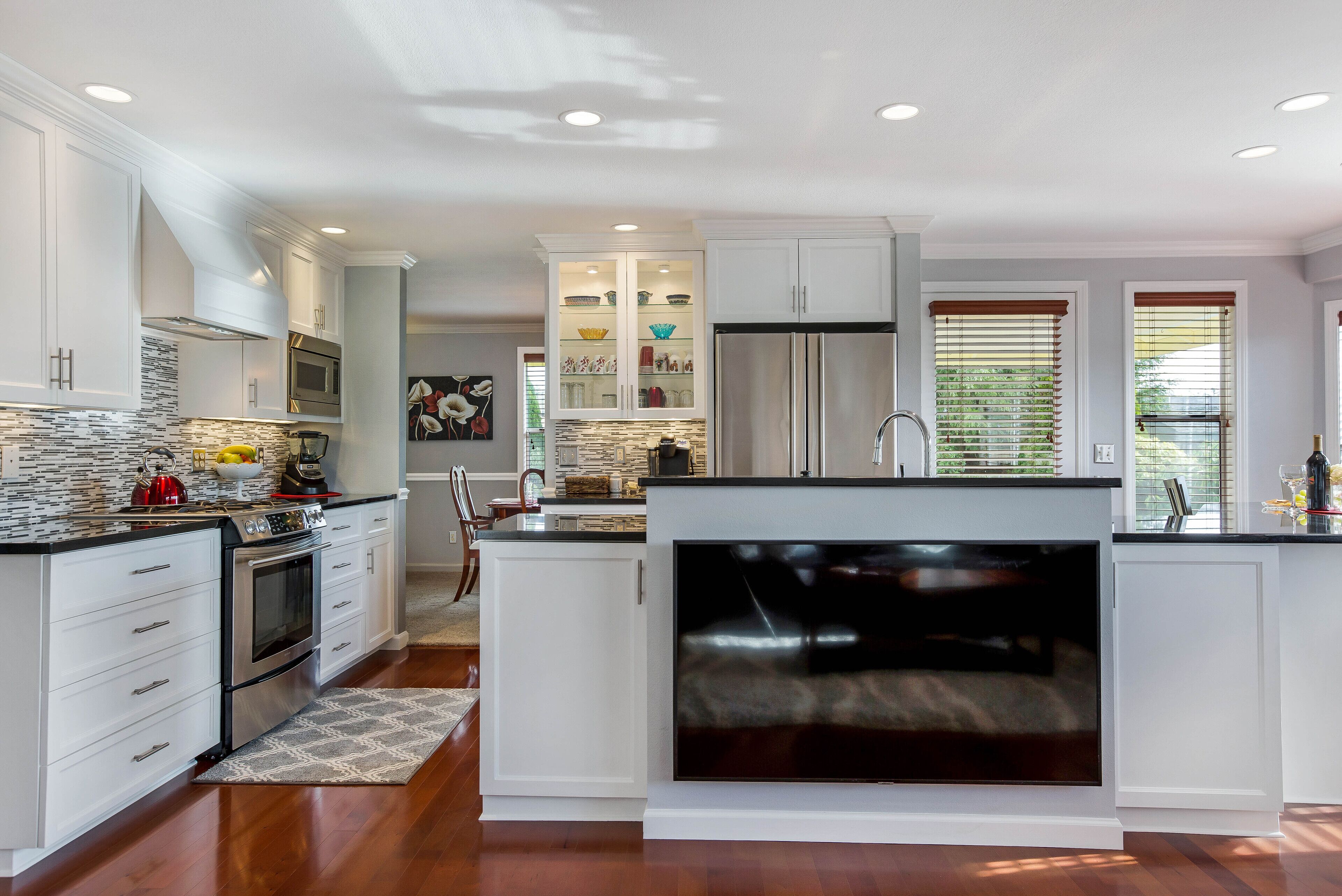 Réfrigérateur, micro-ondes, four, plaque de cuisson