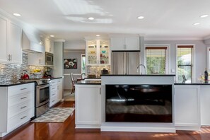 Een koelkast, een microgolfoven, een oven, een kookplaat