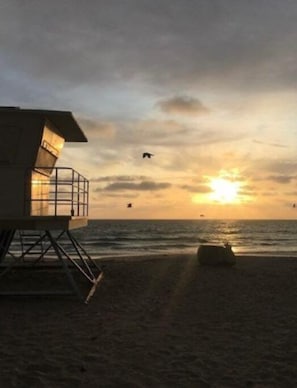Beach nearby, sun-loungers, beach towels
