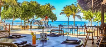 Elegant tilpasset villa ved stranden med glassvegger fra gulv til tak, 180 havutsikt 