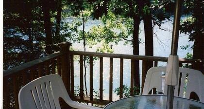 Lone Pine Cottage 1 makuuhuoneen Lakefront on Bryan Lake