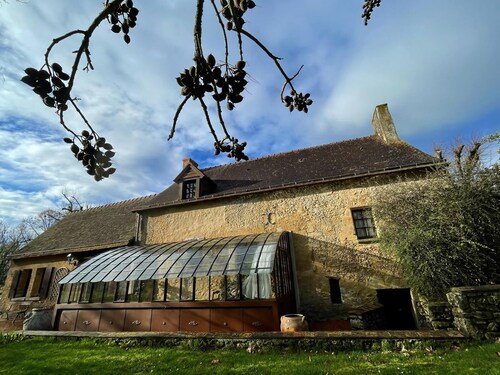 XVIth century farmhouse 30 minutes from Le Mans and the race track.